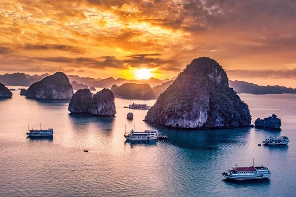 Superior Halong Bay Day Tour with 6 Hour Cruising