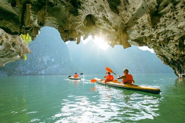 Deluxe & Small Group Halong Bay Day Trip 6 Hour Cruise -Limousine Bus
