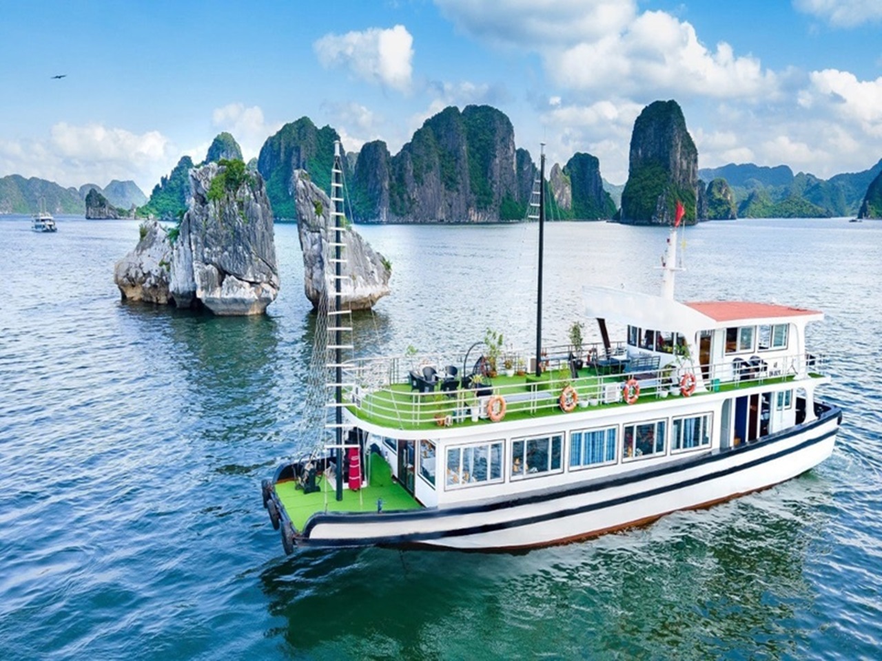 Deluxe Halong Bay Day Tour 6Hour Cruise with Buffet Lunch Limousine Bus Small Group