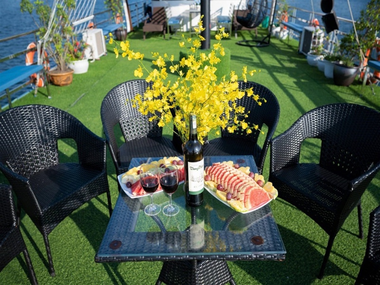 Deluxe Halong Bay Day Tour 6Hour Cruise with Buffet Lunch Limousine Bus Small Group