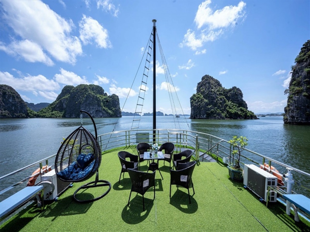 Deluxe Halong Bay Day Tour 6Hour Cruise with Buffet Lunch Limousine Bus Small Group